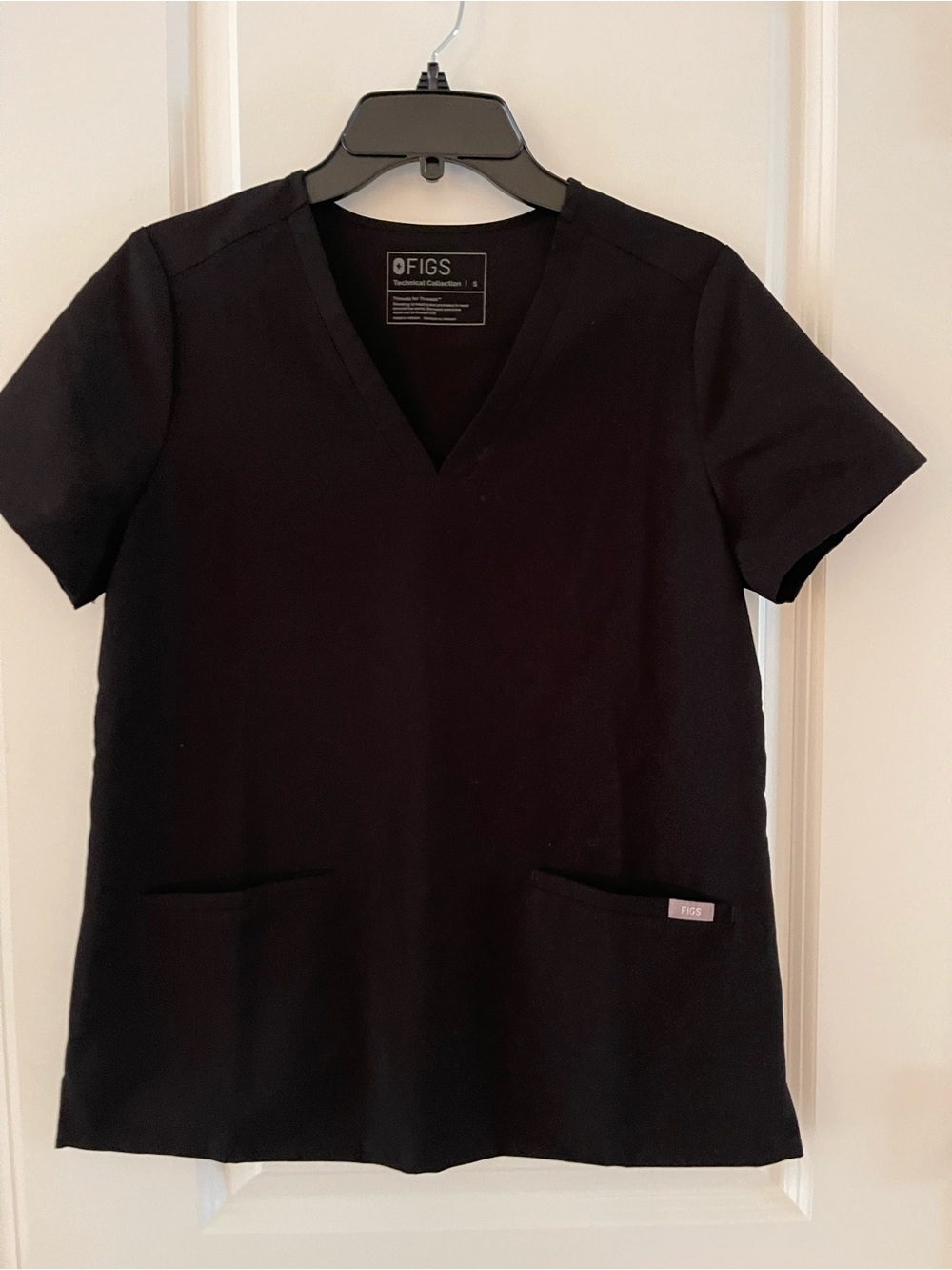 Figs Casma 3 pocket top. Small black